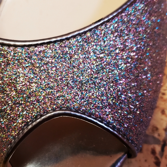 Marc Fisher heels size 7 1/2, the sole has a little grip too - Picture 6 of 7